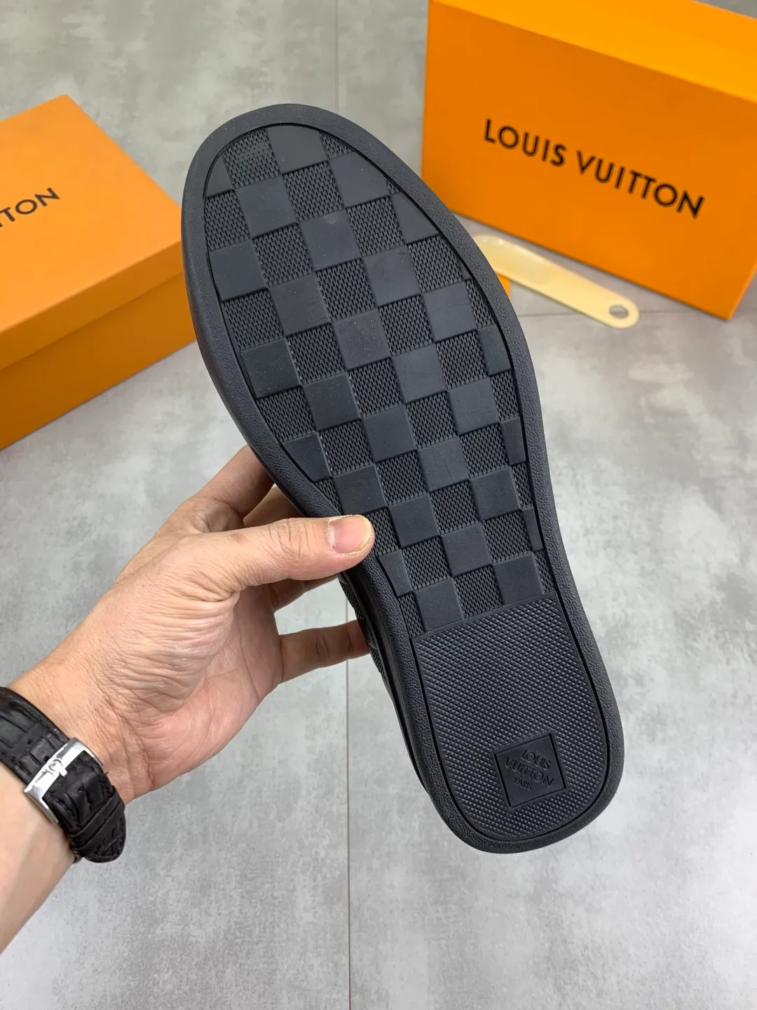Men's men's shoes P440💰【Real price】Yangli🆘 💭💭New model launched【LOUlS VUlTTON】Louis Vuitton's new low-top men's shoes, high quality, support inspection! This style comes from Italy, very energetic and creative, giving people a comfortable and atmospheric visual impact❗Synchronization, the upper is made of silk calfskin with the original LV, imported soft sheepskin lining🐑Purely hand-stitched; LV original rubber outsole 4️⃣colors available Code number: 38~44